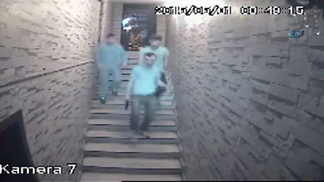 Şehir magandaları, silahlarla müzikhol bastı