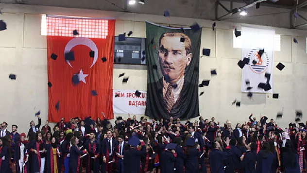 MYO ÖĞRENCİLERİ'NİN MEZUNİYET SEVİNCİ