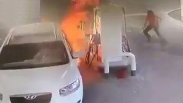 Benzin alırken alevler içinde kaldı