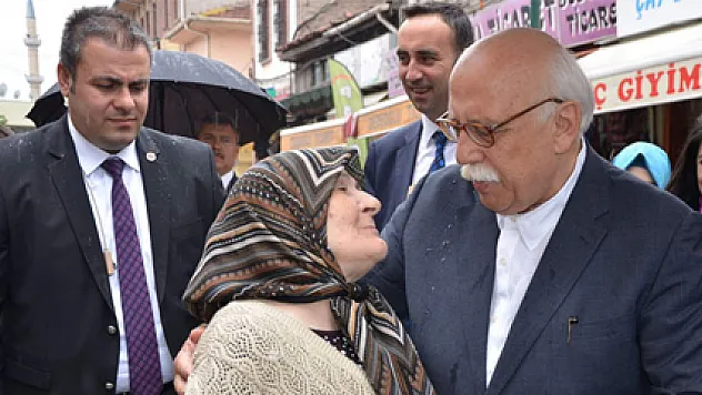 Yaşlı kadından Bakan Avcı'ya 'yardım talebi' şakası