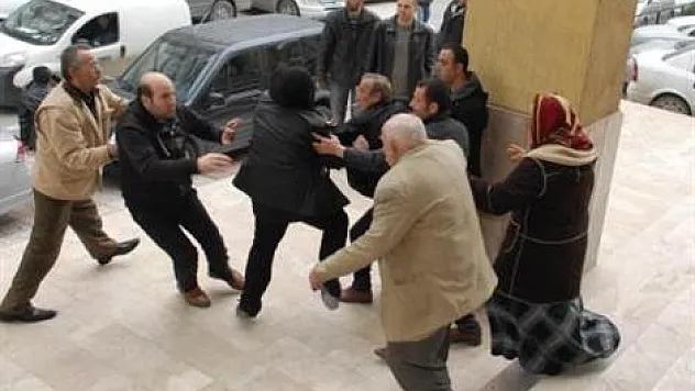 Duruşma çıkışı adliye önünde kavga