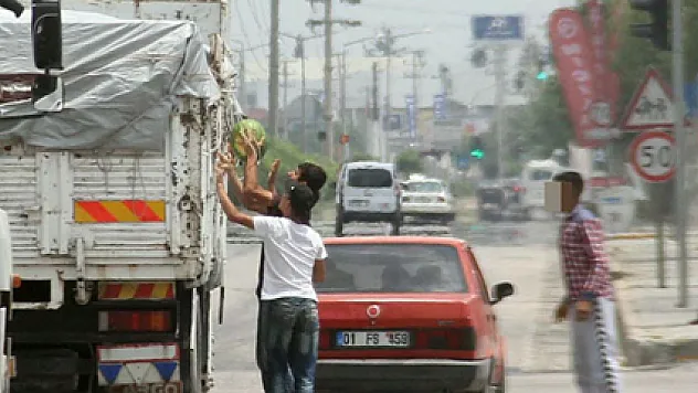 Kamyondan karpuz hırsızlığı kamerada