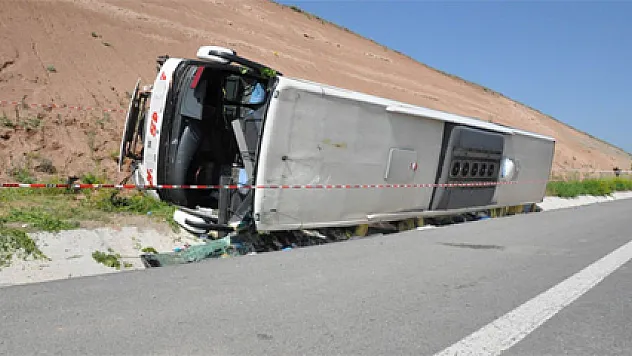 Sivas'ta yolcu otobüsü şarampole devrildi: 39 yaralı