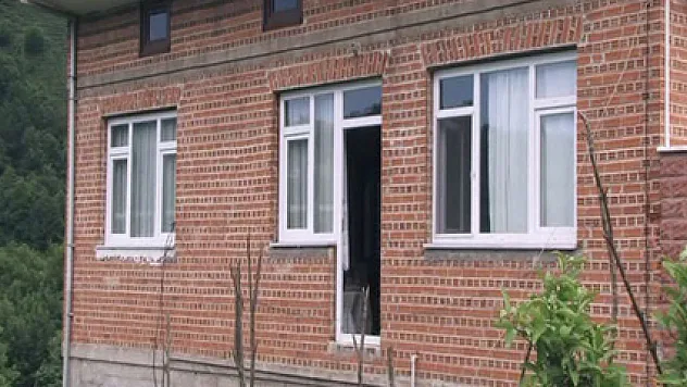 İkinci kattaki ev boşluğa açılıyor