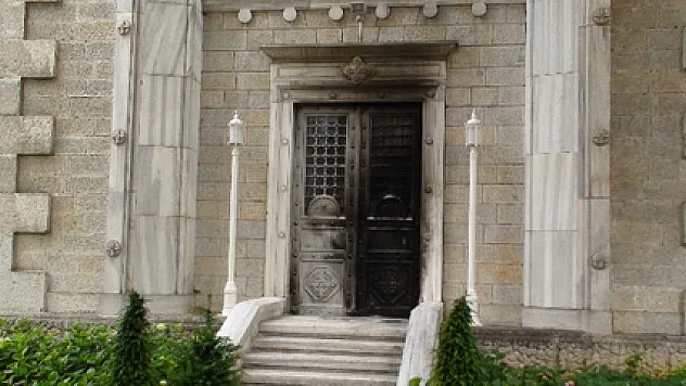 'Mesih'im' deyip kilisenin kapısını ateşe verdi