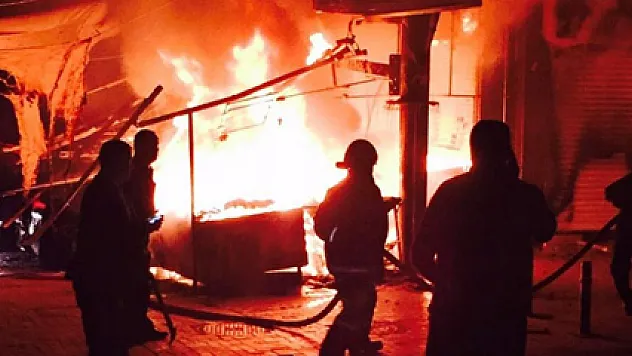 Yaşı küçük çocuk tarihi çarşıyı yaktı