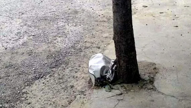 Cadde üzerine bırakılan bayan çantası korkuttu