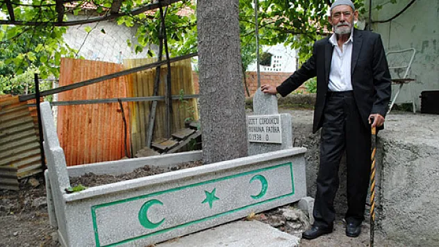 Ölmeden yaptırdığı mezarının başında her gün dua ediyor