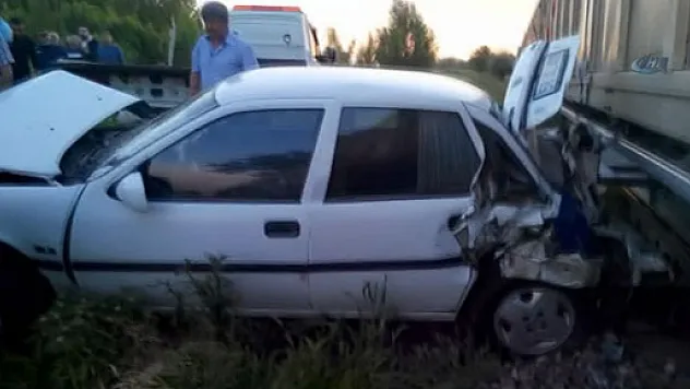 Otomobil ile yük treni çarpıştı