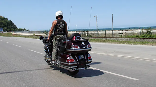 MOTOSİKLET İLE AYAKTA YOLCULUK