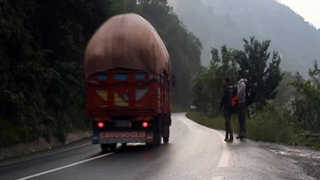 Otostop çekerek Türkiye'yi geziyorlar