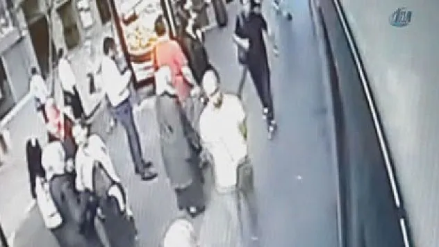 Yetişemediği otobüsün camını böyle kırdı