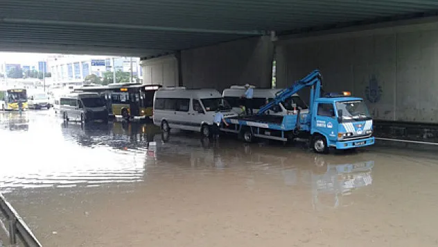 E-5'i sel bastı, trafik felç!