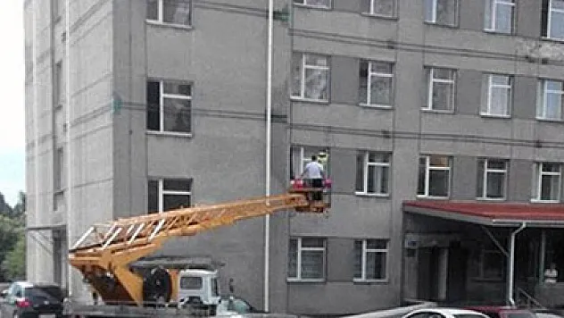 Hastanede çocuğunu görmek için vinç kiraladı