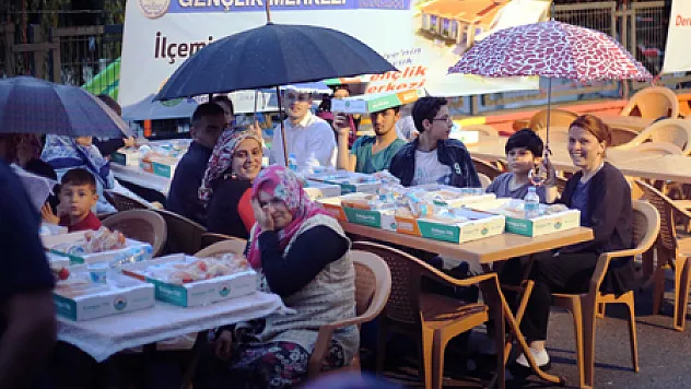 İLKADIM'DA YAĞMUR ALTINDA İFTAR
