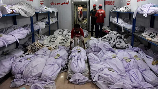 Pakistan'da ölü sayısı bini geçti