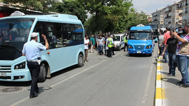 Trafik polisi tartıştığı minibüsçüyü bacağından vurdu
