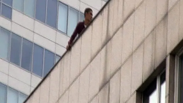 İş merkezinin çatısına çıkan genç, Yılmaz Erdoğan'dan yardım istedi