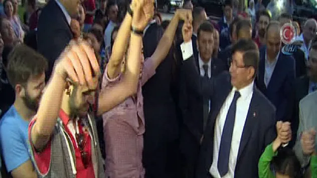 Başbakan Davutoğlu gençlerle horon tepti