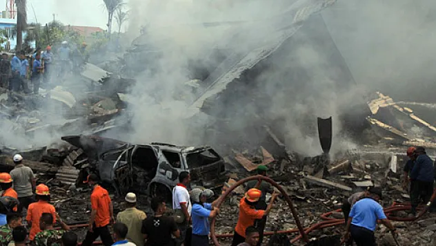 Endonezya'da askeri uçak düştü: En az 30 ölü