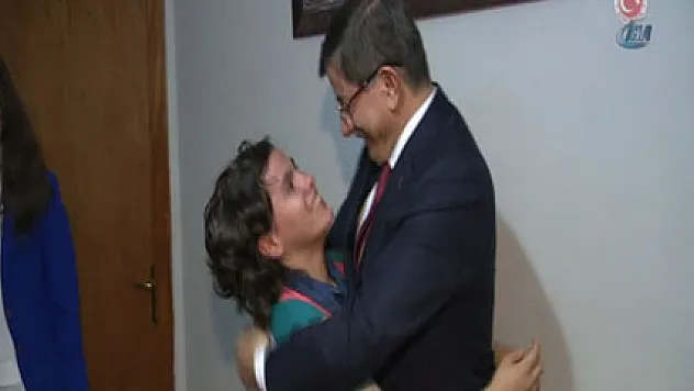 Başbakan Davutoğlu'dan Çocukevi'ne sürpriz ziyaret