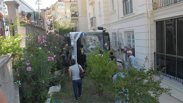 Yolcu otobüsü sitenin avlusuna uçtu