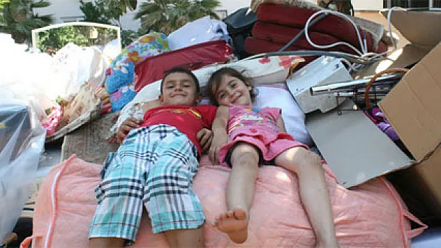 Ramazan günü çocuklarıyla sokakta kaldılar