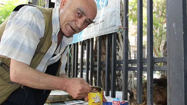 Depremden kurtuldu hayata kedilerle tutundu