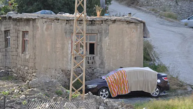 Dilencilerin lüks aracı objektiflere yakalandı