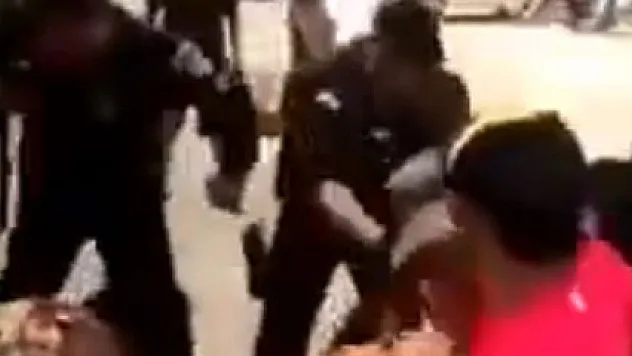 Polis kadın erkek demeden copladı