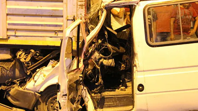 Yolcu minibüsü TIR'a çarptı sürücü sıkıştı