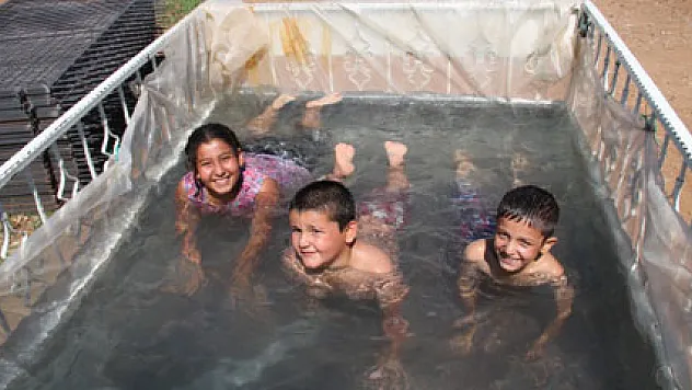 Kamyonet kasası havuz oldu