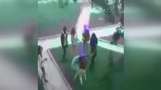 Ortaokullu kızların tekme tokat kavgası