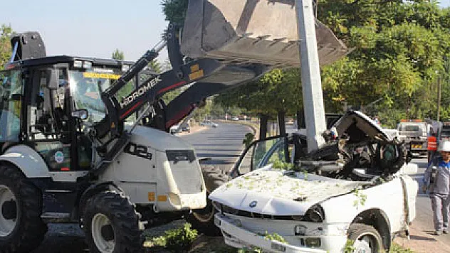 Kağıt gibi olan otomobilden sağ çıktılar