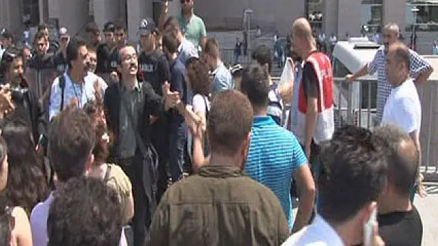 Avukattan şehitleri savunan vatandaşa tekme