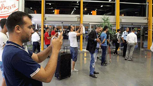 Şüpheli paketle özçekim yaptılar