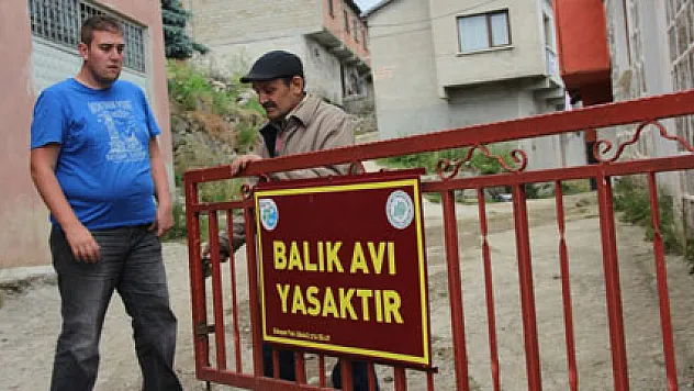 Köy meydanına kapı kurup kilit vurdular