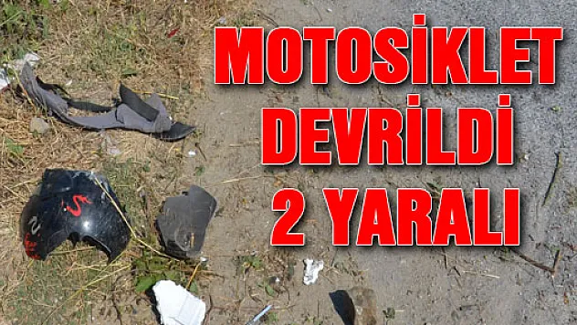 MOTOSİKLET DEVRİLDİ: 2 YARALI