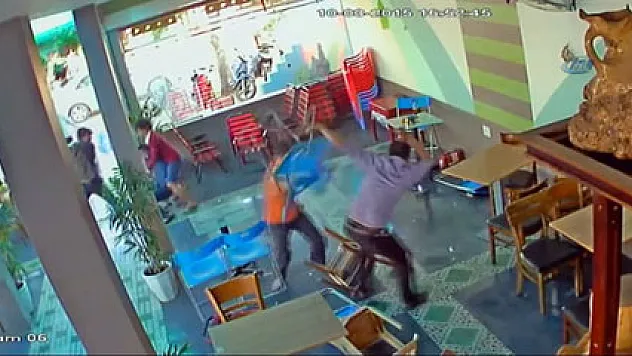 Kafedeki kavga sandalye savaşına döndü