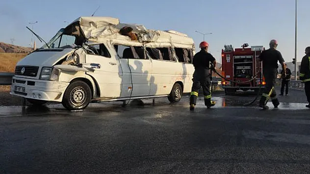 Nişana giden aile kaza yaptı: 3 ölü, 14 yaralı
