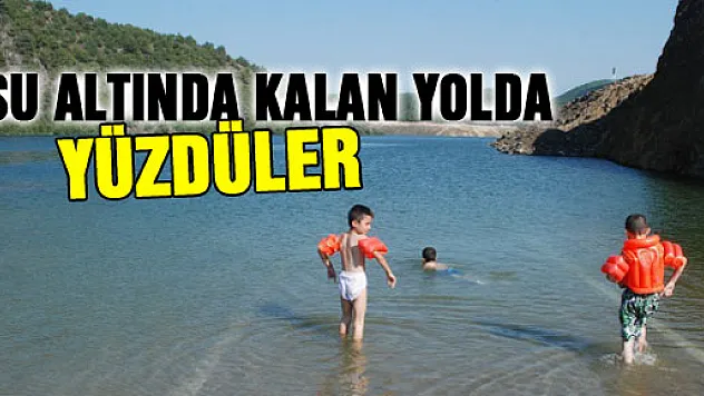Su altına kalan yolda yüzdüler