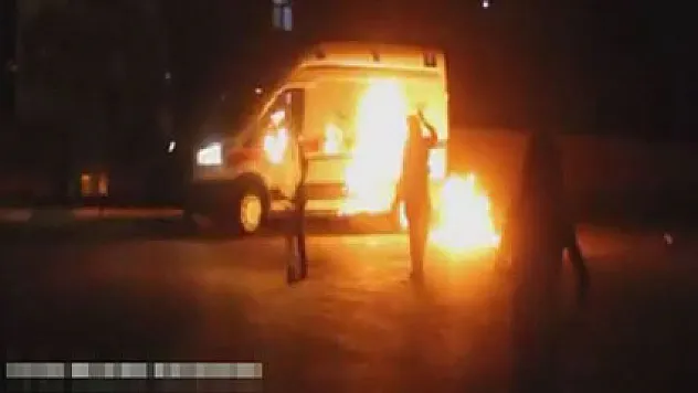Hasta almaya gelen ambulansa saldırdılar!