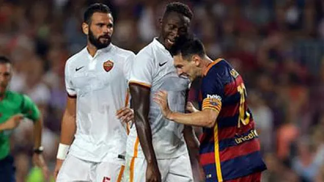 Messi rakibine kafa attı!