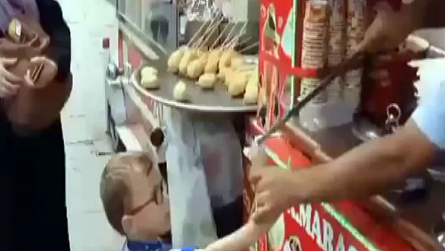 Sinirli çocuğun dondurmacıyla imtihanı