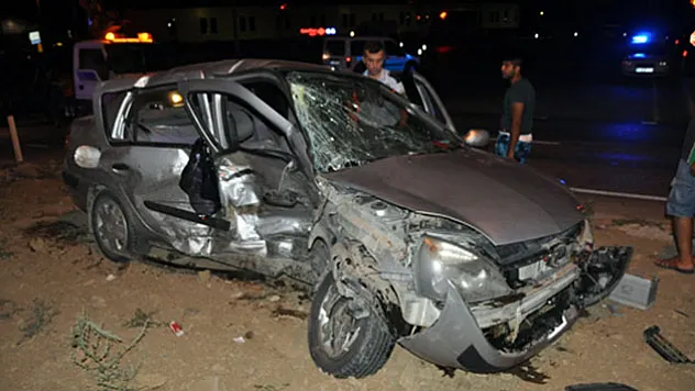 İki otomobil çarpıştı, can pazarı yaşandı