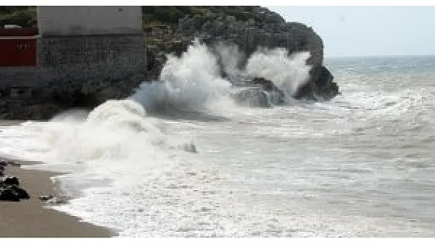 Dalgalar kıyıyı dövdü