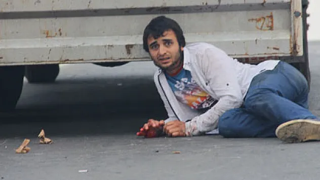 Kamerası bozulan muhabir çatışmayı cep telefonuyla çekti