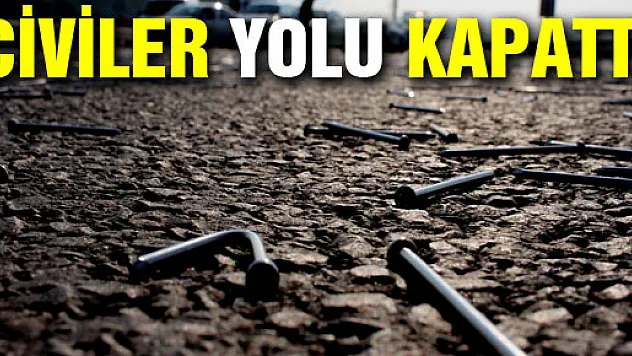  KAMYONDAN YOLA DÖKÜLEN ÇİVİLER TRAFİK KAPATTI