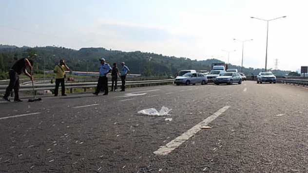 Kamyondan Yola Dökülen Çiviler Trafik Kapattı