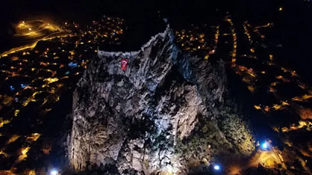 AKUT, Karahisar Kalesi'ne dev Türk Bayrağı astı!